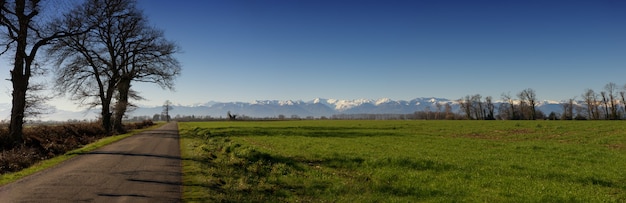 Panorama van platteland, de bergen van de Pyreneeën op achtergrond