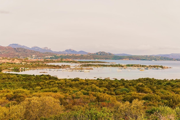 Panorama van Porto Rotondo en Marinella in Golfo Aranci in het resort Costa Smeralda in de Middellandse Zee, Sardinië van Italië