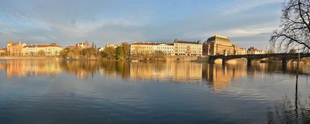 Panorama van Praag Het nationale theater en de Moldau-dijk