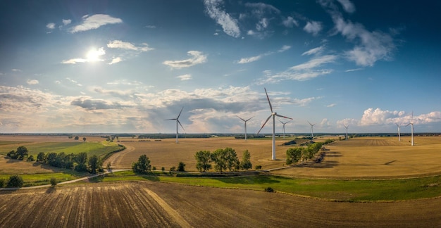 Panorama van prachtig landschap met windturbines bij mooi weer