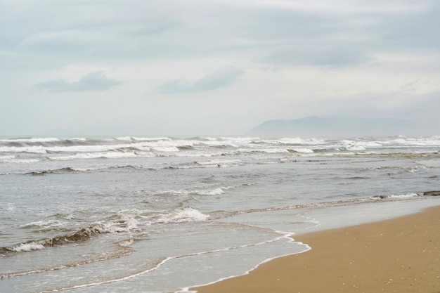 Panorama van prachtig wit zandstrand en blauw water op de vakantiezomerstrandachtergrond van Italië