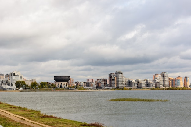 Panorama van residentiële centrale districten van de stad Kazan aan de overkant van de rivier de Kazan. Kazan, Tatarstan, Rusland.