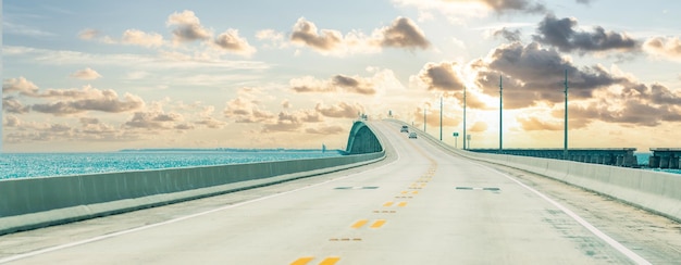 Panorama van Road US1 naar Key West over de sleutels van Florida