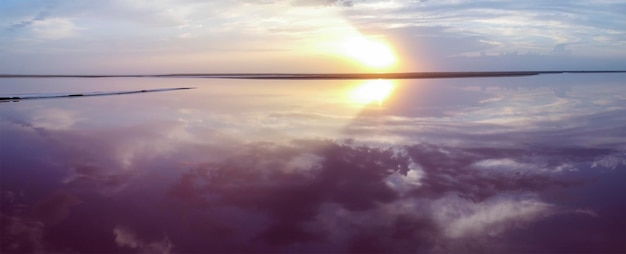 Panorama van roze meer en zonsopgang met lucht weerspiegeld in meerwater