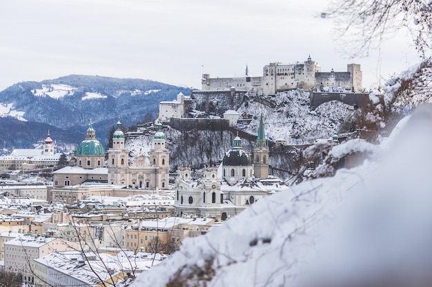 Panorama van Salzburg in de winter Sneeuw historisch centrum en oude stad