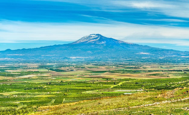 Panorama van Sicilië met de Etna op de achtergrond. Zuid-Italië