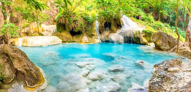 Panorama van smaragdblauw meer met rotscascades van stroomwaterval in tropisch oerwoudlandschap van Erawan National park Kanchanaburi Thailand