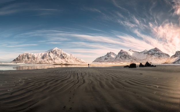 Panorama van Sneeuwbergketen met zandploegen op kustlijn bij Skagsanden-strand