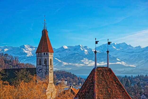 Panorama van Thun City Church met Thunersee en Alpen in de winter. Thun is een stad in het kanton Bern in Zwitserland, waar de rivier de Aare uit het meer van Thun stroomt. Er is uitzicht op de Berner Alpen.