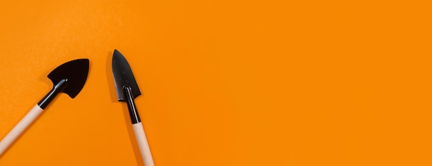 Panorama van tuingereedschap op oranje achtergrond