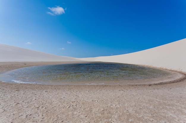 Panorama van witte zandduinen van lencois maranhenses national park brazilië regenwaterlagune braziliaans landschap