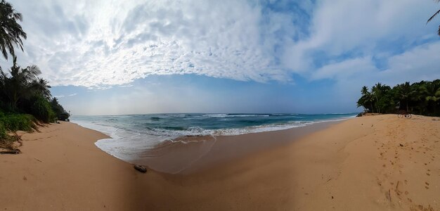 Panorama van zonnig zandstrand tropisch oceaanstrand