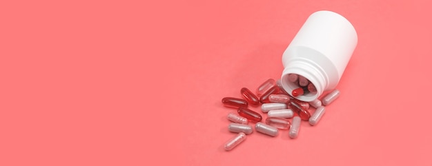 Panorama veelkleurige pillen en capsules op een roze achtergrond