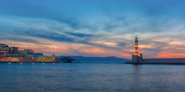 그리스 크레타(Crete), 크레타(Crete)의 일몰 시 카니아(Chania)의 구 항구(Old Harbour of Chania)에 있는 파노라마 베네치아 항구 해안가 및 등대