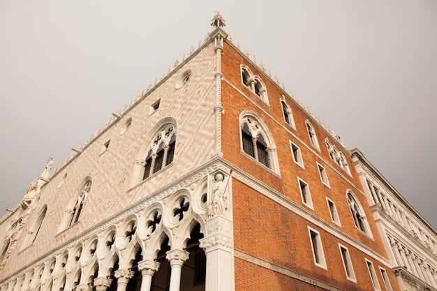 Panorama di venezia, italia. canal grande con gondole cartolina di venezia