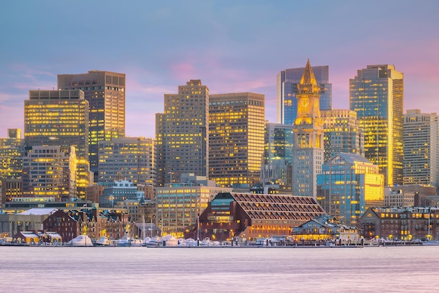 Photo panorama view of boston skyline with skyscrapers over water at twilight inusa