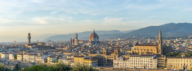 イタリア、トスカーナのフィレンツェのドゥオーモの景色とフィレンツェのスカイラインのパノラマビュー。