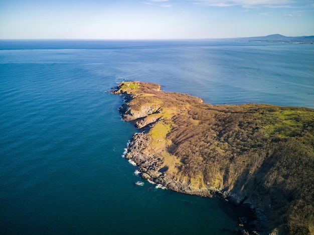 Панорама с высоты пляжа с лесом у Черного моря в Болгарии