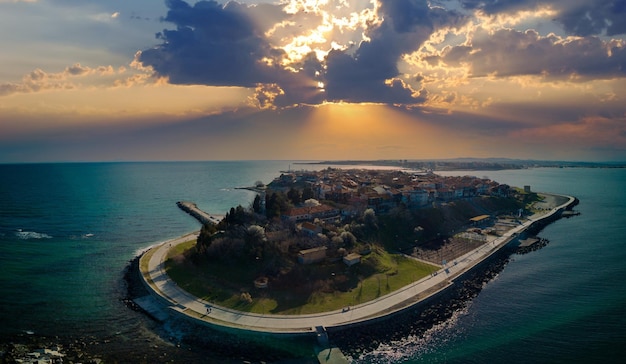 Панорама с высоты города Несебр с домами и парками, омываемыми Черным морем в Болгарии