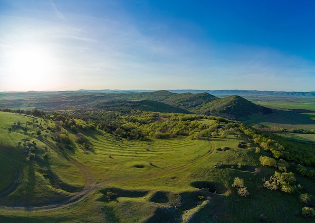 Photo panorama of a view from a height of the meadows and slopes of the balkan mountains under daylight in bulgaria