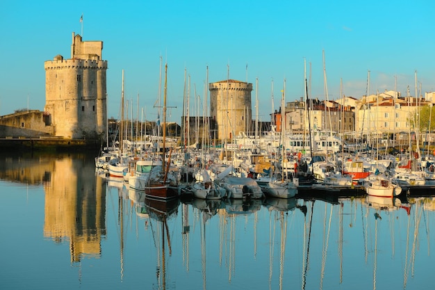 여름에 라 로셸 프랑스(La Rochelle France)의 항구와 도심의 탁 트인 전망