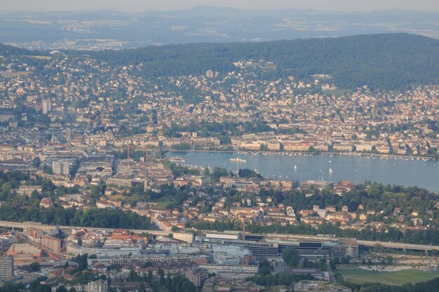 Панорамный вид на исторический центр города Цюрих с озером, кантон Цюрих, Швейцария. Летний пейзаж, солнечная погода, голубое небо и солнечный день