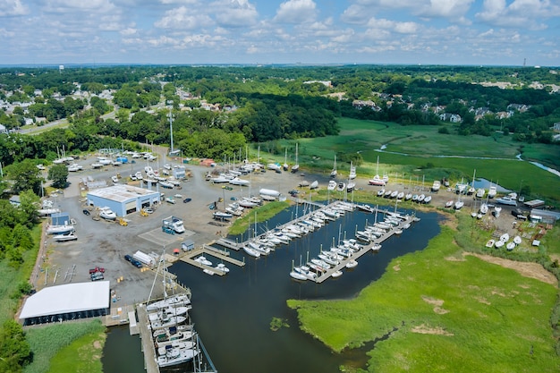 Foto panorama visualizza il piccolo molo del porto per le barche sul porto turistico dell'oceano la vista aerea vicino alla cittadina