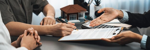 Photo panorama view of married couple signing house loan contract with broker prodigy