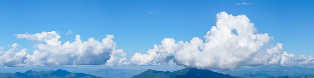 Панорамный вид на горы и голубое небо.