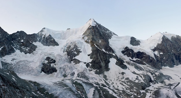 スイスアルプス中部にあるオーバーガベルホルンのある山の尾根のパノラマビュー