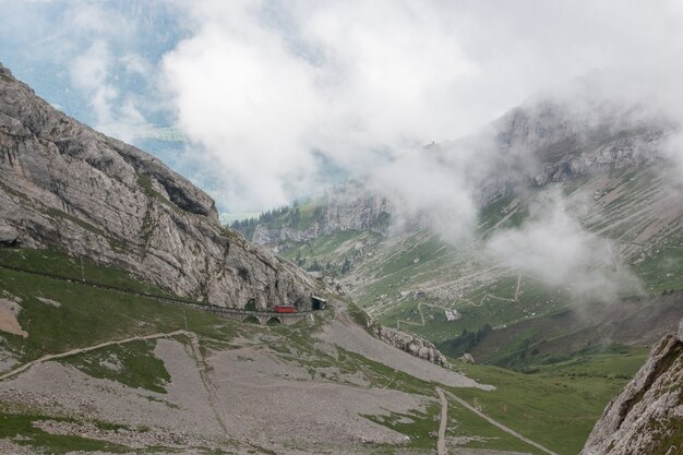 Панорамный вид сцены гор сверху Pilatus Kulm в национальном парке Люцерн, Швейцария, Европа. Летний пейзаж, солнечная погода, драматическое голубое небо и солнечный день