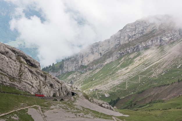 Панорамный вид сцены гор сверху Pilatus Kulm в национальном парке Люцерн, Швейцария, Европа. Летний пейзаж, солнечная погода, драматическое голубое небо и солнечный день