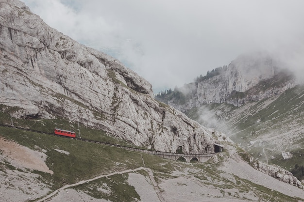 Панорамный вид сцены гор сверху Pilatus Kulm в национальном парке Люцерн, Швейцария, Европа. Летний пейзаж, солнечная погода, драматическое голубое небо и солнечный день