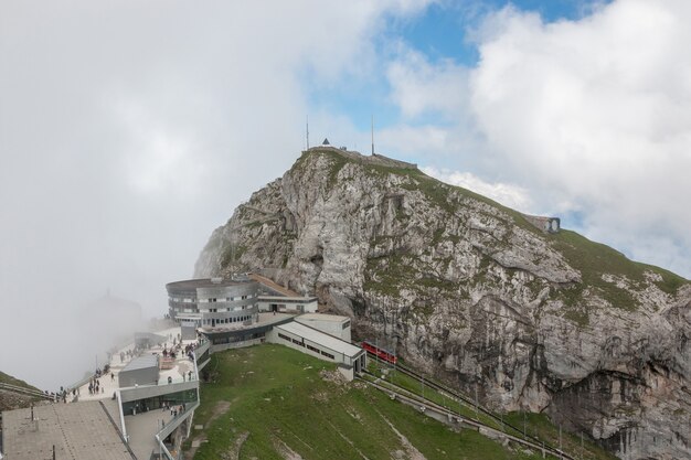스위스, 유럽, 루체른 국립공원의 필라투스 쿨름(Pilatus Kulm) 정상에서 산의 탁 트인 전망을 감상하실 수 있습니다. 여름 풍경, 햇살 날씨, 극적인 푸른 하늘과 화창한 날