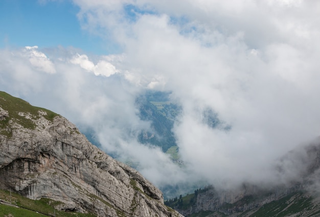 스위스, 유럽, 루체른 국립공원에 있는 필라투스 쿨름(Pilatus Kulm) 정상에서 산의 탁 트인 전망을 감상하실 수 있습니다. 여름 풍경, 햇살 날씨, 극적인 푸른 하늘과 화창한 날