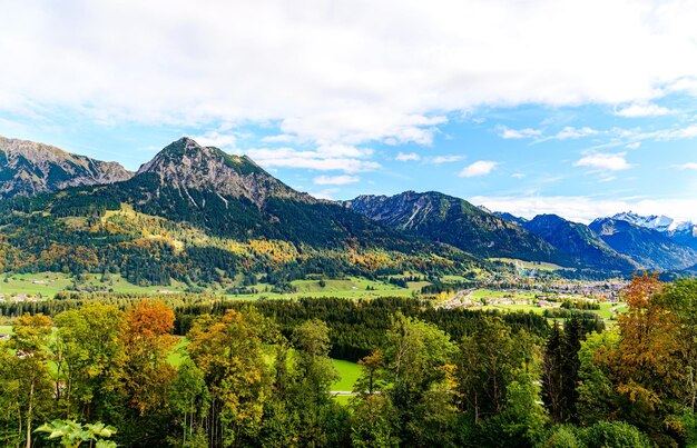 Панорамный вид на Оберсдорф в Альгау Бавария Бавария Германия Альпы в Тироле Австрия