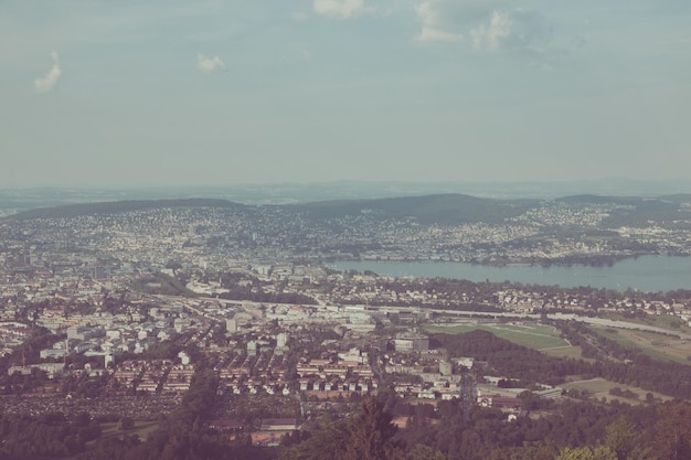 사진 스위스 취리히(zurich) 주에 호수가 있는 유서 깊은 취리히(zurich) 시내 중심가의 탁 트인 전망을 감상하실 수 있습니다. 여름 풍경, 햇살 날씨, 푸른 하늘과 화창한 날