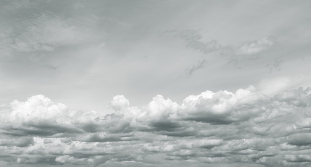 Панорамный вид пасмурного неба Драматическое серое небо и белые облака перед дождем в сезон дождей
