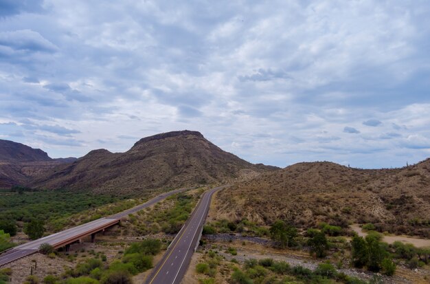 アリゾナの山々の赤い石の崖と青い空のパノラマビューの美しい道路