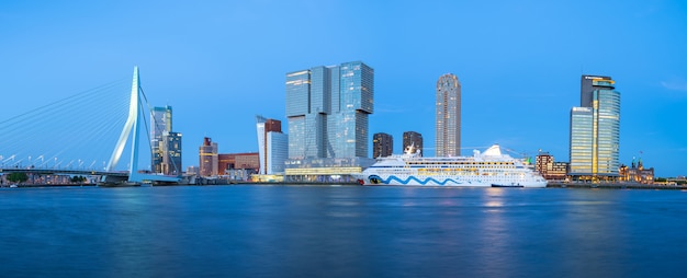 Vista panoramica dell'orizzonte della città di rotterdam a rotterdam, paesi bassi