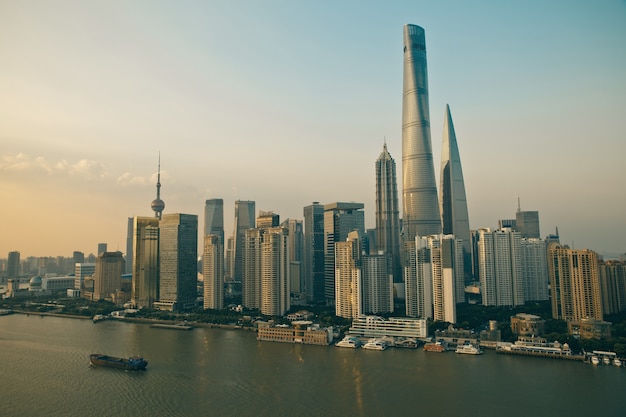 Vista panoramica della città moderna di shanghai scape all'alba al tramonto