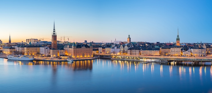 Photo panorama view of stockholm gamla stan skyline at night in stockholm city, sweden