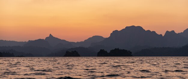 山と海の夕日のパノラマビュー