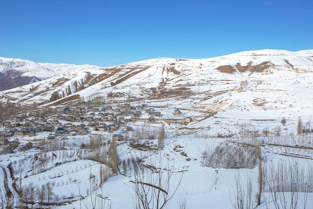 Панорама деревни в горах зимой