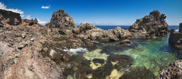 Панорама ландшафта вулканического побережья. Южная Тенерифе, Канарские острова, Испания.