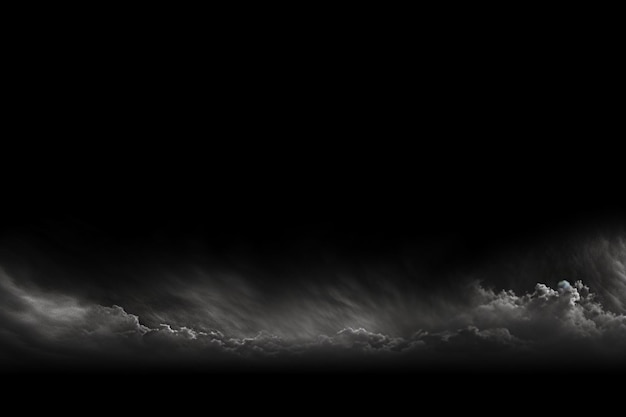 사진 검은 바탕에 있는 하 구름의 파노라마 넓은 하늘과 구름의 어두운 색조는 기술로 만들어졌습니다.