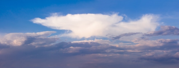 パノラマの白い雲は青い空にクローズアップ