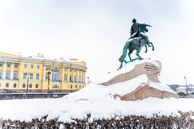 Panorama della città invernale e vista del copper horseman a san pietroburgo, paesaggio invernale