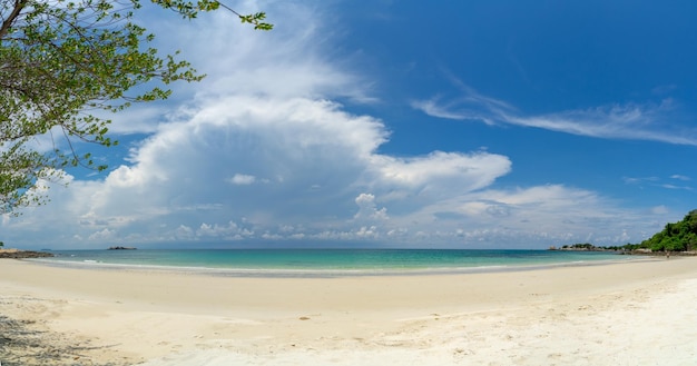 Panorama wit zandstrand met heldere zee in blauwe en groene en blauwe lucht met cloud