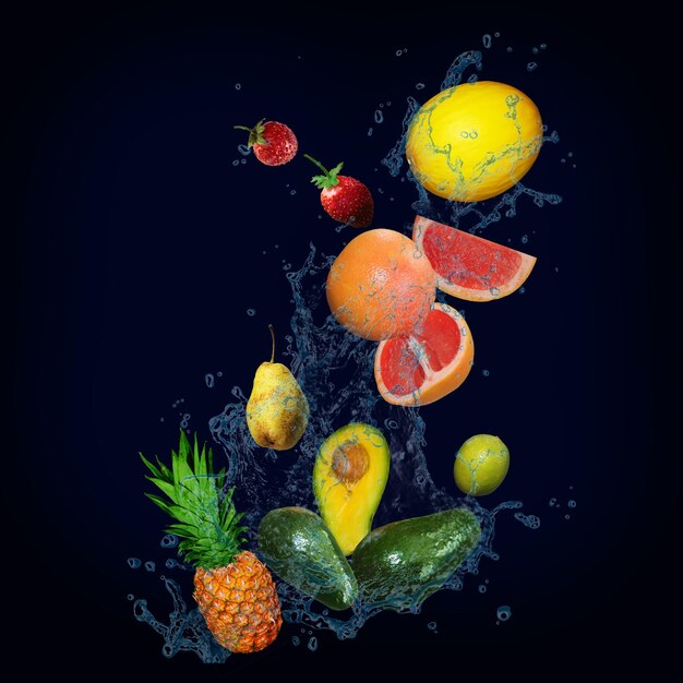 물에 과일이 있는 파노라마 수분이 많은 파인애플 아보카도 자몽 멜론 딸기는 비타민과 영양소로 가득합니다